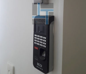 equipo de control biométrico integrado en puerta de vidrio y aluminio para acceso seguro