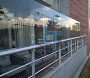 cortaviento en vidrio templado con estructura en aluminio para protección exterior
