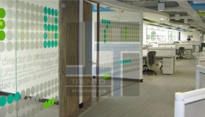 divisiones de baño en vidrio templado con herrajes en acero inoxidable