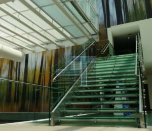 escalera con baranda en vidrio templado y estructura en acero