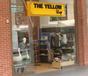 fachada comercial en vidrio arquitectónico con perfilería en aluminio