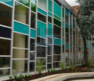 fachada institucional en vidrio arquitectónico con estructura en aluminio y acero