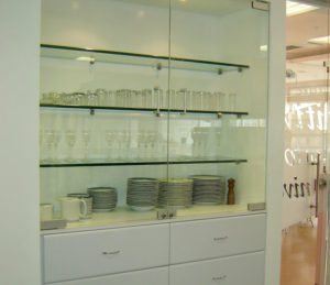 repisa en vidrio templado con soportes en acero y diseño minimalista