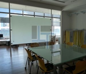 tablero de vidrio para escritura con soportes en aluminio