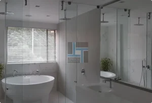 división de baño en vidrio templado con herrajes en acero inoxidable